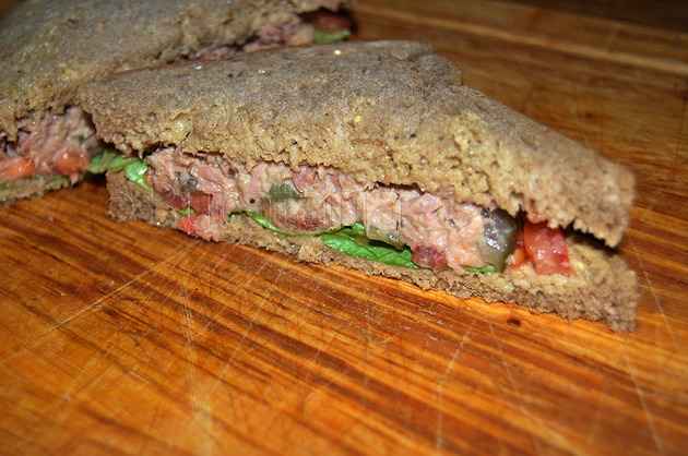 Sandwich cu ton