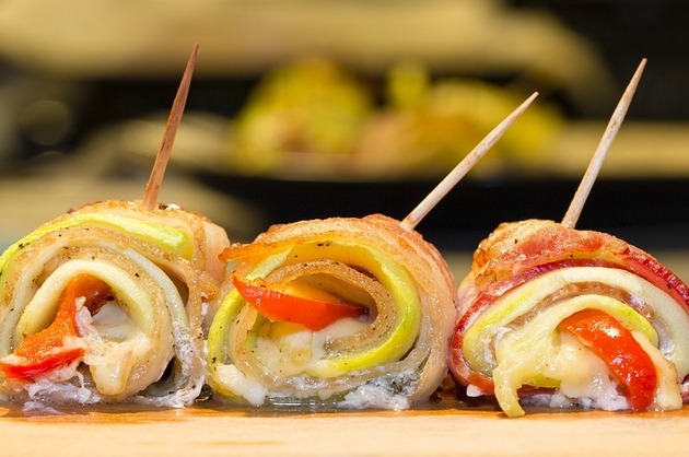 Rulouri cu bacon şi legume