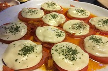 Aperitiv cu roşii şi caşcaval
