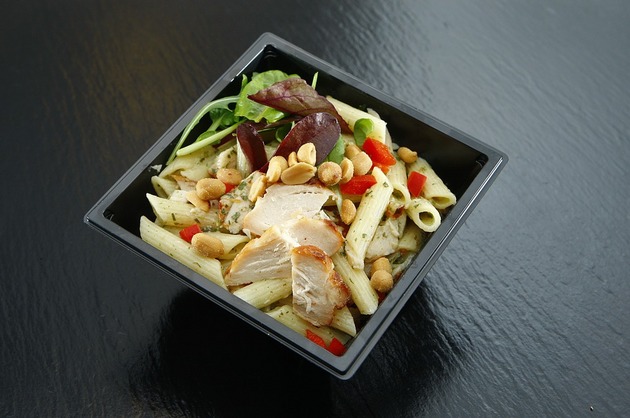 Gustare cu pui, penne şi alune
