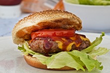 Burger cu chiftea din carne de porc