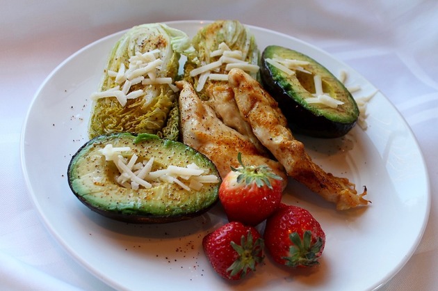 Piept de pui cu avocado şi varză chinezească