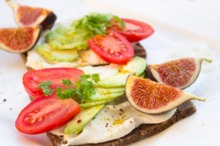 Gustare cu smochine, avocado şi cremă de brânză