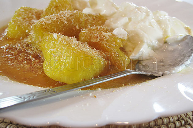 Ananas cu sirop și iaurt