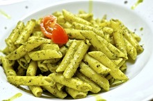 Penne cu pesto şi roşii cherry