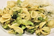 Paste orecchiette cu broccoli şi parmezan