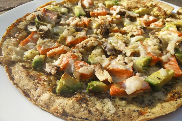 Pizza cu somon şi avocado