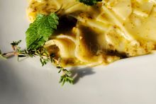 Cioburi de lasagna cu brânzeturi și pesto