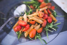 Penne cu roşii cherry şi rucola