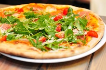 Pizza cu roşii, parmezan şi rucola