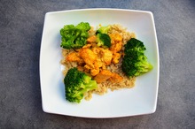 Piept de pui cu orez şi broccoli
