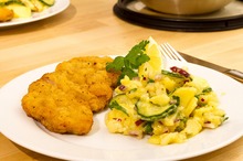 Şniţel din piept de pui cu salată orientală