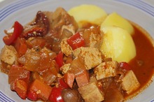 Tocăniţă cu legume şi piept de pui