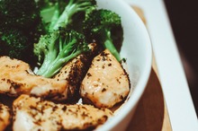 Piept de pui cu broccoli şi sos chimichurry