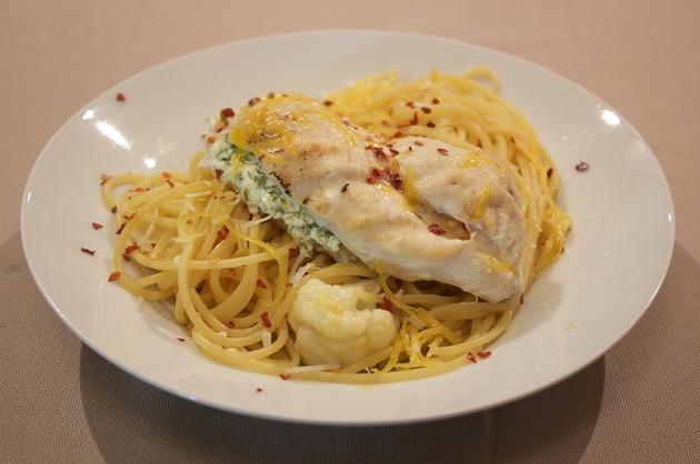 Pui umplut şi spaghete
