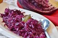 Mâncare de varză roşie cu costiţă de porc