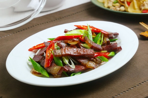 Muşchiuleţ prăjit, cu salată de legume