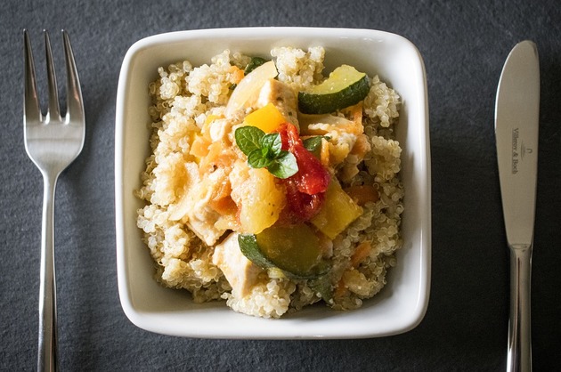 Mâncare de quinoa, legume şi piept de pui