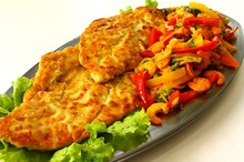 Cod pane cu salată de legume şi creveţi