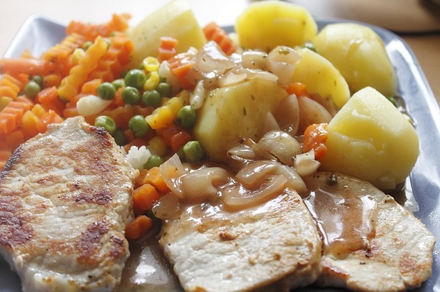 Muşchiuleţ de porc la grătar, cu garnitură de legume