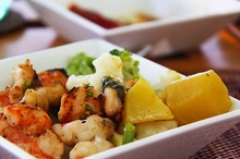Creveţi cu salată de legume