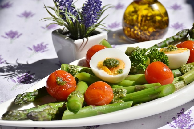 Salată de sparanghel şi ouă