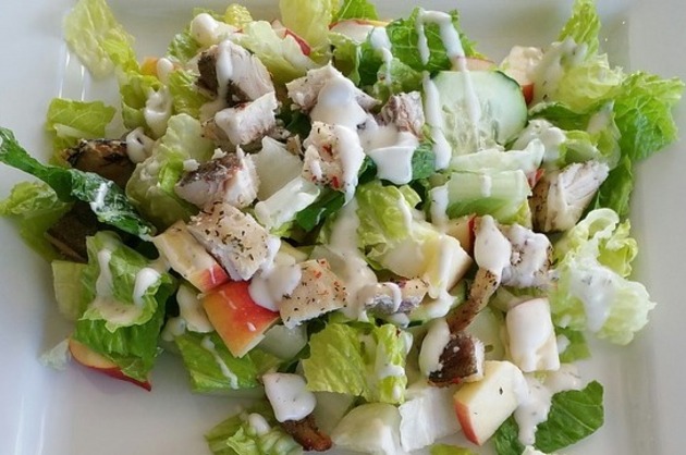 Salată de piept de pui şi crudităţi