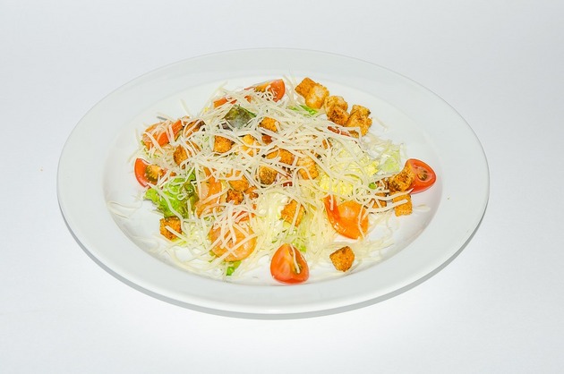 Salată de crudităţi şi caşcaval
