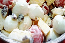 Salată cu stafide şi ouă de prepeliţă