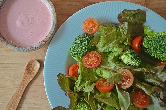 Salată de broccoli şi roşii, cu sos de sfeclă roşie