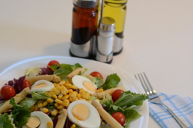 Salată de ouă şi sparanghel