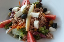 Salată cu ton, brânză şi legume