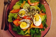 Salată cu ouă, legume şi seminţe