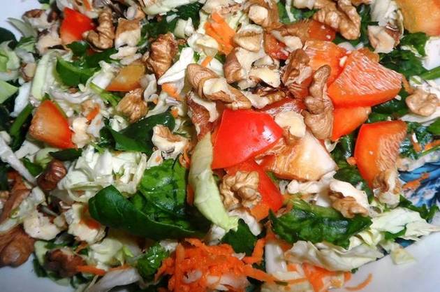 Salată cu nuci şi legume