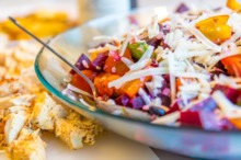 Salată colorată cu pui, legume şi caşcaval
