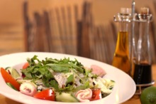 Salată cu legume şi rulouri din şuncă de Praga
