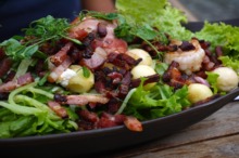 Salată cu cartofi şi bacon