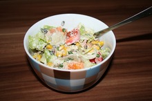 Salată cu somon şi legume