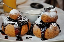 Papanaşi cu smântână şi dulceaţă de afine