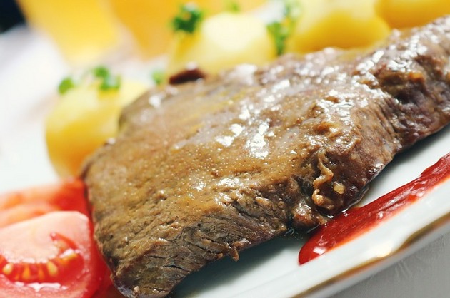 Friptură de vită, împănată cu usturoi