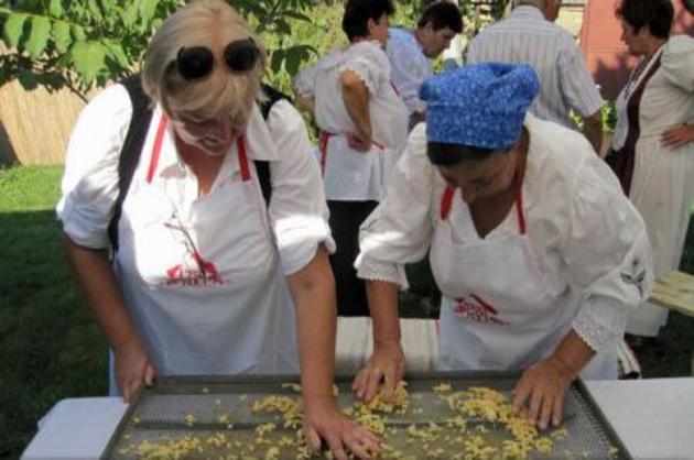 DESTINAȚII CU GUST Tărhană, un fel de cous-cous, preparată în mod tradițional, ca la Turnu