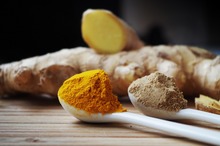 Curcuma presărată pe salate poate ajuta la prevenirea cancerului (studiu)