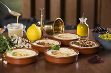 REȚETE VECHI DE 100 DE ANI: Tomate umplute cu pește și Supă de ciuperci