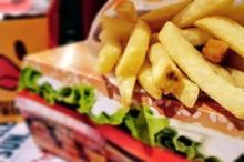 Mai multe ambalaje de fast-food conțin substanțe potențial nocive pentru sănătate (studiu)