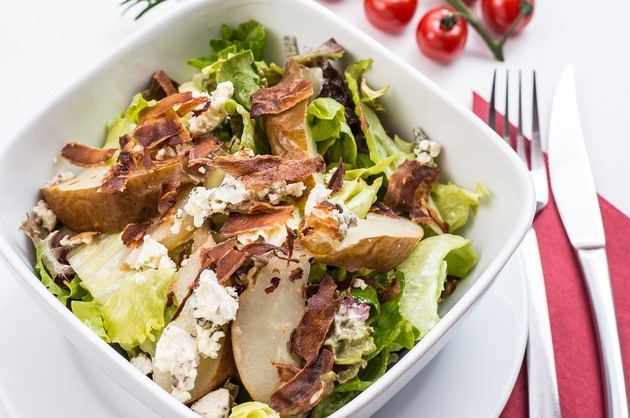 REȚETE VECHI DE 100 DE ANI: Varză gratinată și Salată cu carne