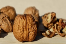 Consumul regulat de fructe cu coajă lemnoasă reduce riscul cardiovascular (studiu)