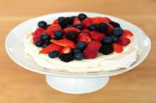 DULCEGĂRII: Drumul fragilor cu smântână de la mămăligă la desert