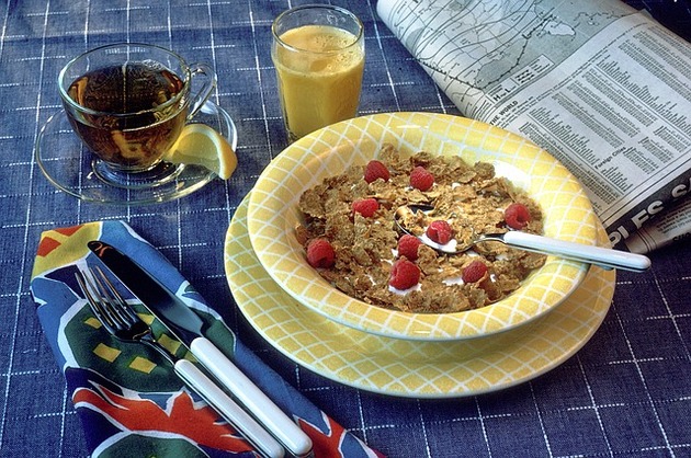 Obiceiuri la care ar trebui să se renunțe în prepararea și consumul unor alimente
