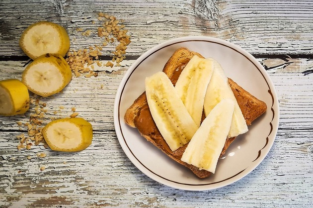 Desert cu  banane şi cremă de ciocolată