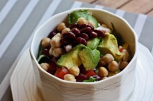 Salată cu năut, fasole roşie şi avocado